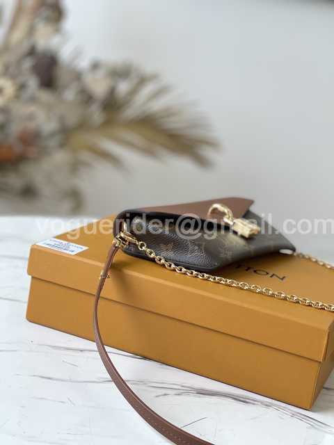 M80763 Padlock on Strap 19