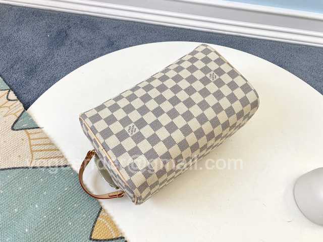 N47527 Toilet Bag 28 N47527 Toilet Bag 28