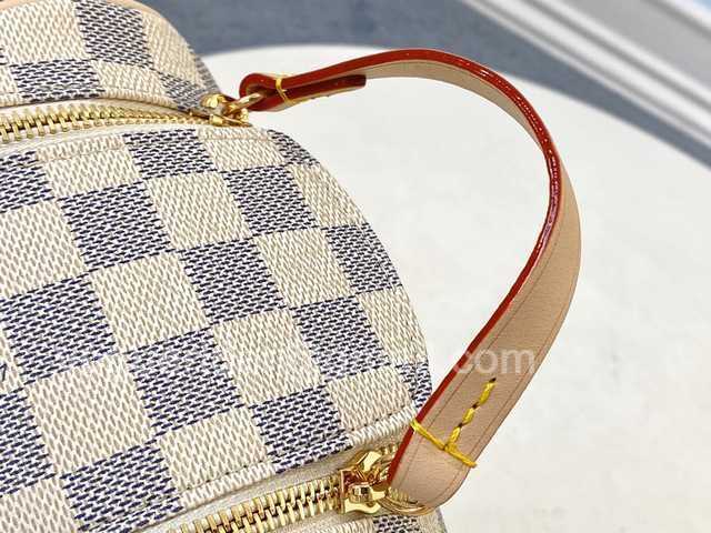N47527 Toilet Bag 28 N47527 Toilet Bag 28