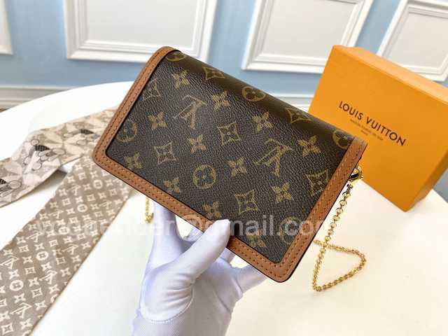 M68746 Dauphine on Chain 19 M68746 Dauphine on Chain 19