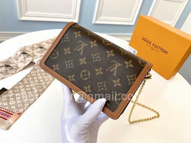 M68746 Dauphine on Chain 19