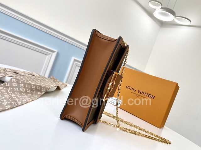 M68746 Dauphine on Chain 19