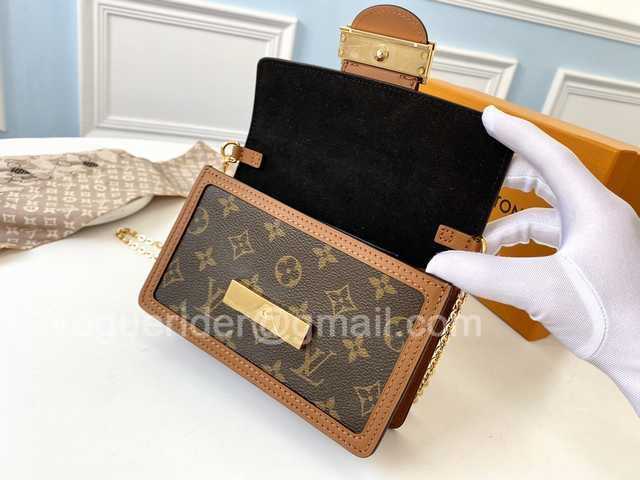 M68746 Dauphine on Chain 19