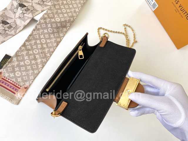 M68746 Dauphine on Chain 19