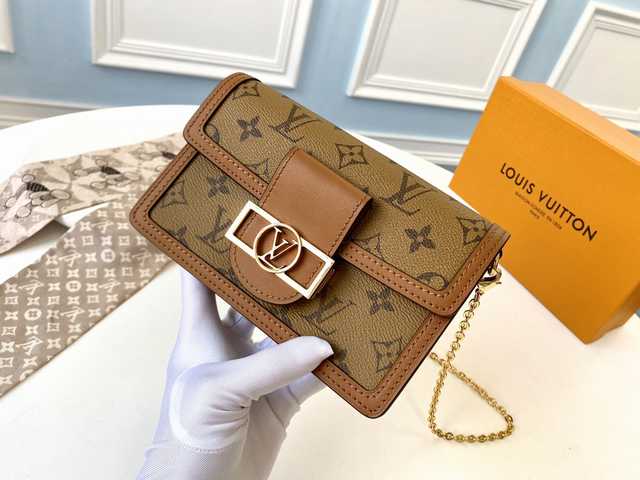 M68746 Dauphine on Chain 19