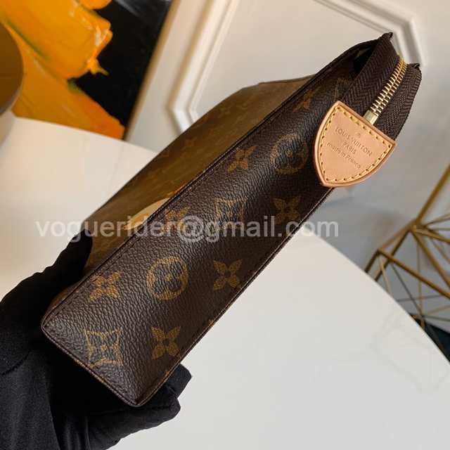 M47542 Toilet Bag 26