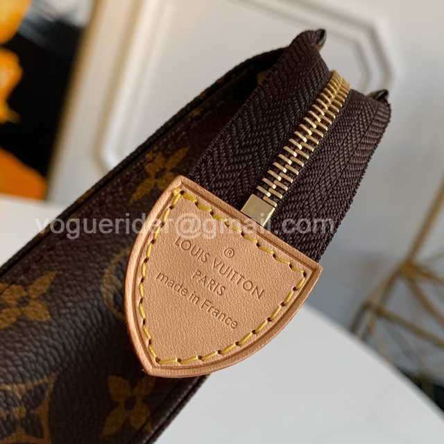 M47542 Toilet Bag 26