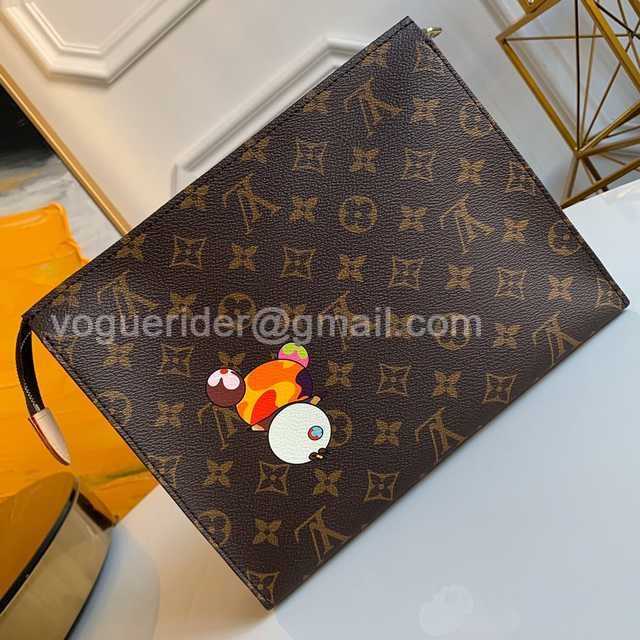 M47542 Toilet Bag 26