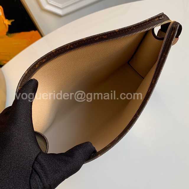 M47542 Toilet Bag 26