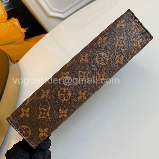 M47542 Toilet Bag 26