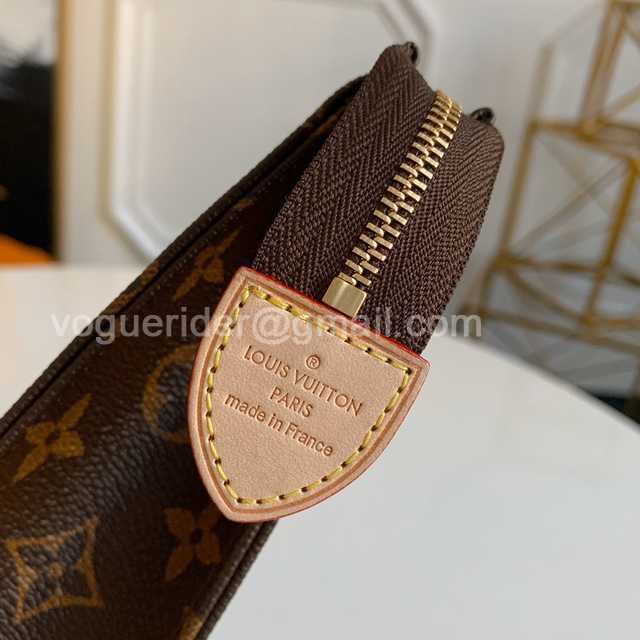 M47542 Toilet Bag 26