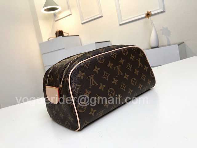 M47528 Toilet Bag 28 M47528 Toilet Bag 28