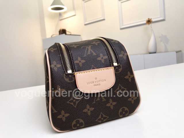 M47528 Toilet Bag 28 M47528 Toilet Bag 28