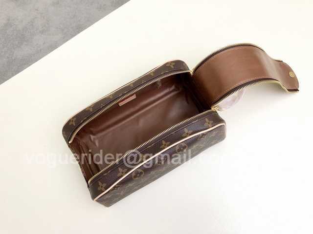 M47528 Toilet Bag 28 M47528 Toilet Bag 28