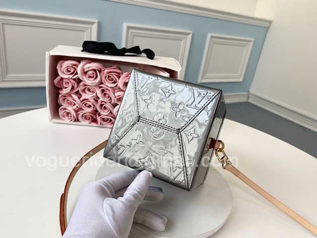 M52466 Bleecker Box 12