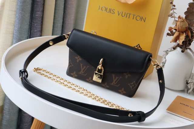 M80763 Padlock on Strap 19