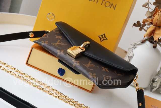 M80763 Padlock on Strap 19