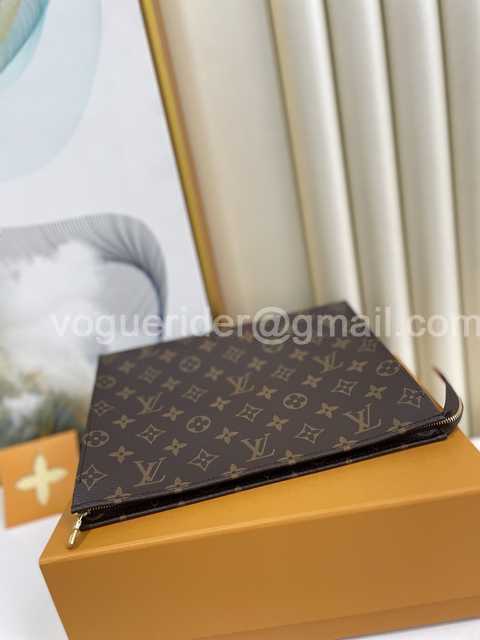 M47542 Toilet Bag 26