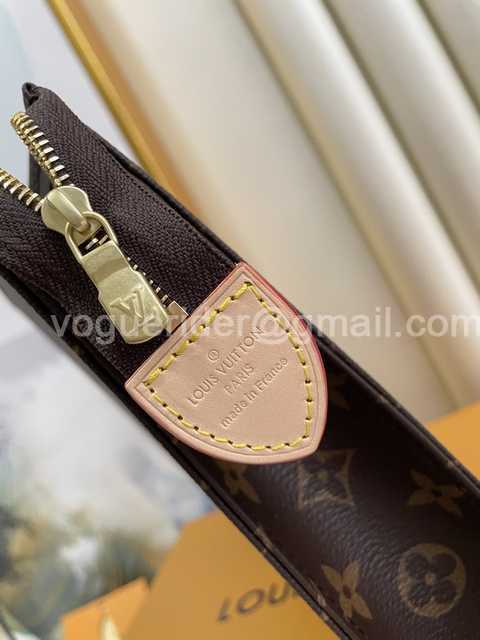 M47542 Toilet Bag 26