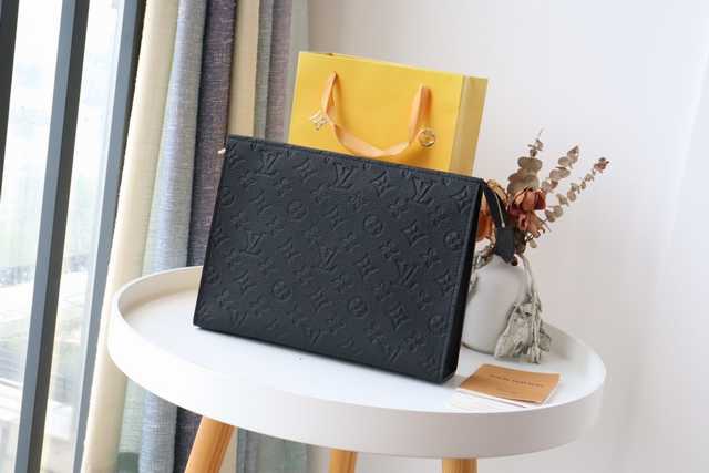 M41058/M45665 Toilet Bag 26