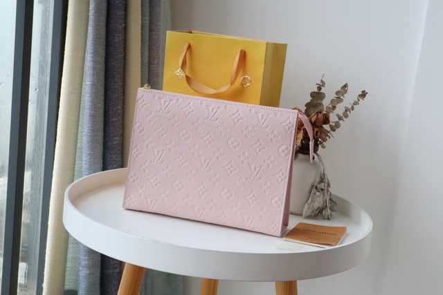 M41058/M45665 Toilet Bag 26