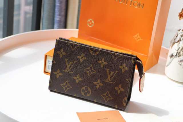 M47546 Toilet Bag 15
