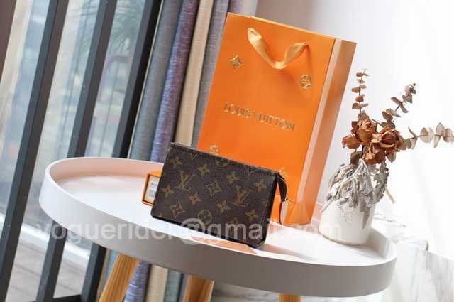 M47546 Toilet Bag 15 M47546 Toilet Bag 15