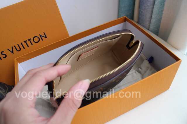 M47515 Cosmetic Bag 17