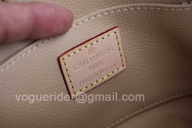 M47515 Cosmetic Bag 17