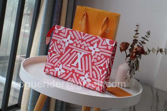 M47542 Toilet Bag 26