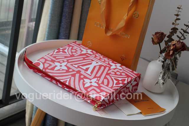 M47542 Toilet Bag 26