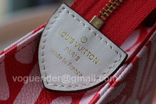 M47542 Toilet Bag 26