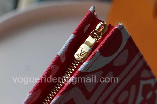 M47542 Toilet Bag 26