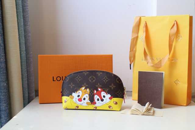 M47515 Cosmetic Bag 17