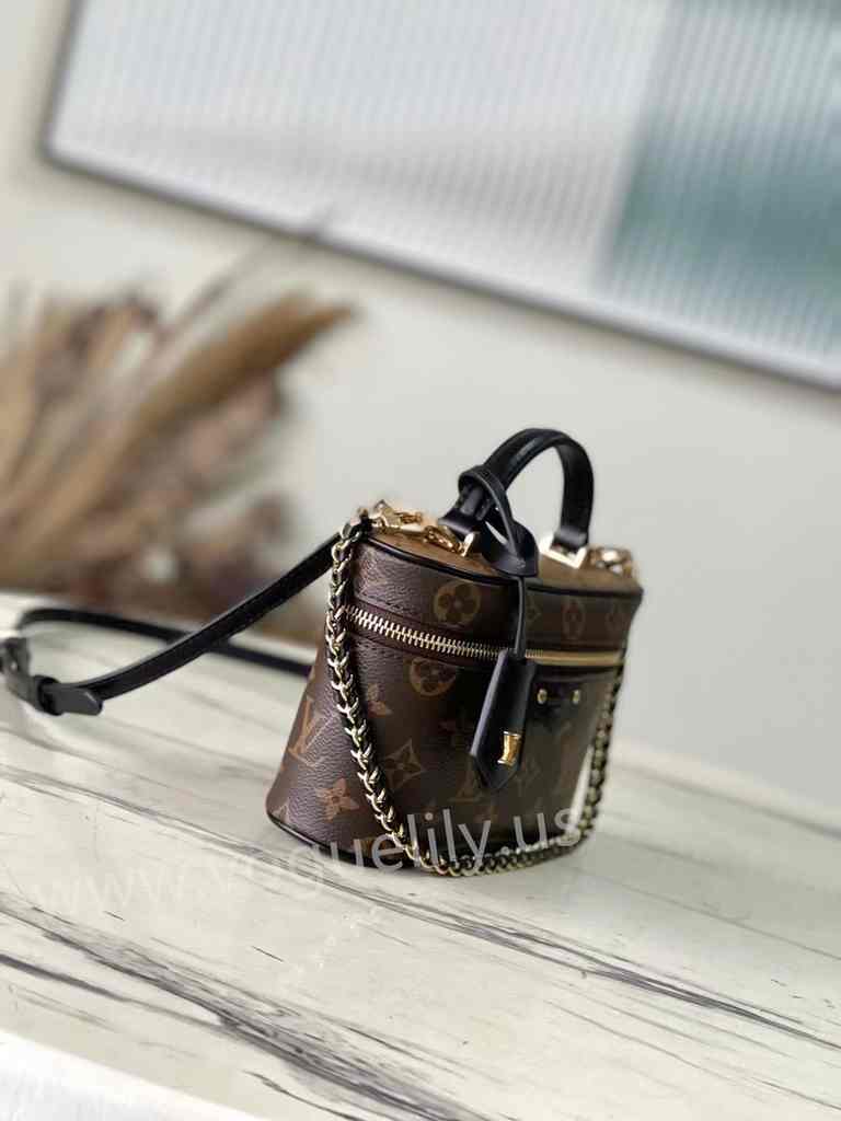 M47125 Vanity Chain Pouch 19