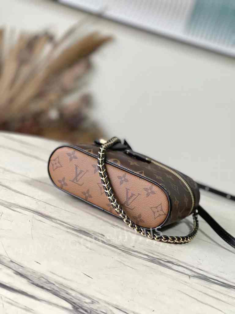 M47125 Vanity Chain Pouch 19