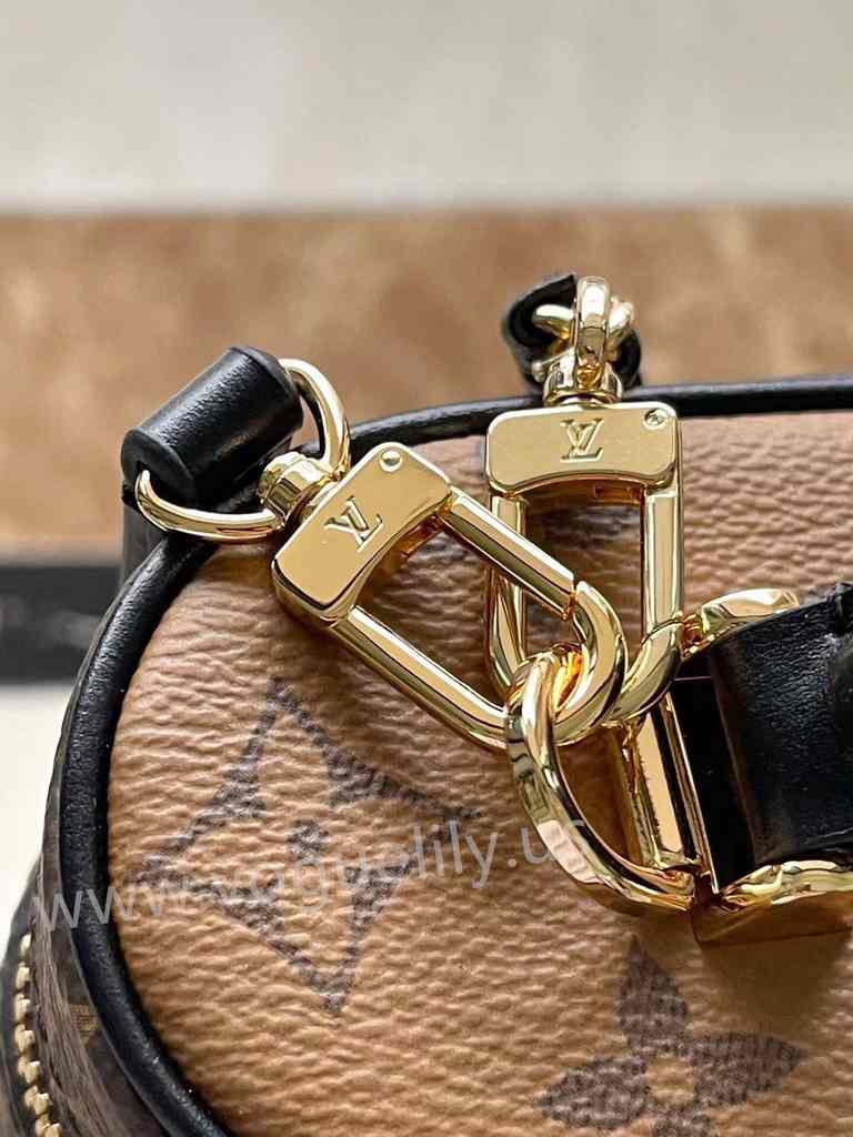 M47125 Vanity Chain Pouch 19