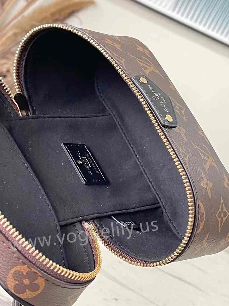 M47125 Vanity Chain Pouch 19