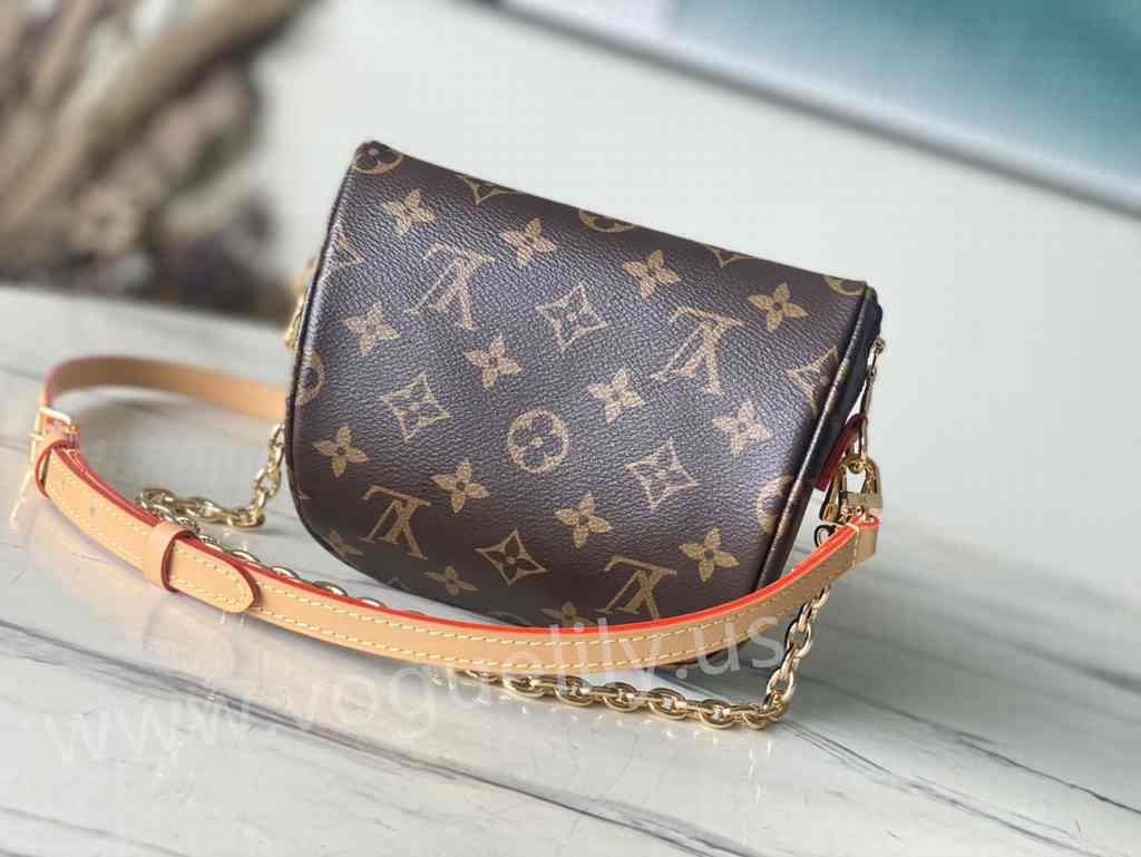 M82335 Mini Bumbag 17