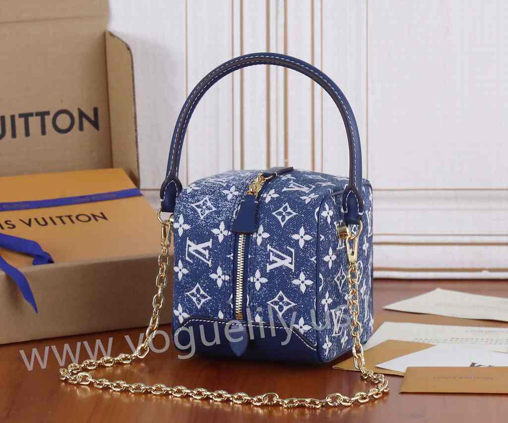 M59611 Square Bag 16 M59611 Square Bag 16