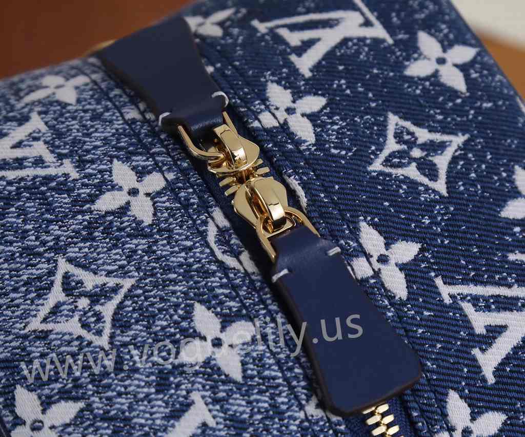 M59611 Square Bag 16 M59611 Square Bag 16