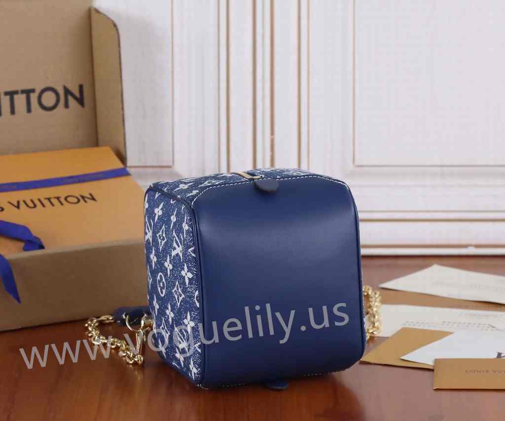 M59611 Square Bag 16 M59611 Square Bag 16