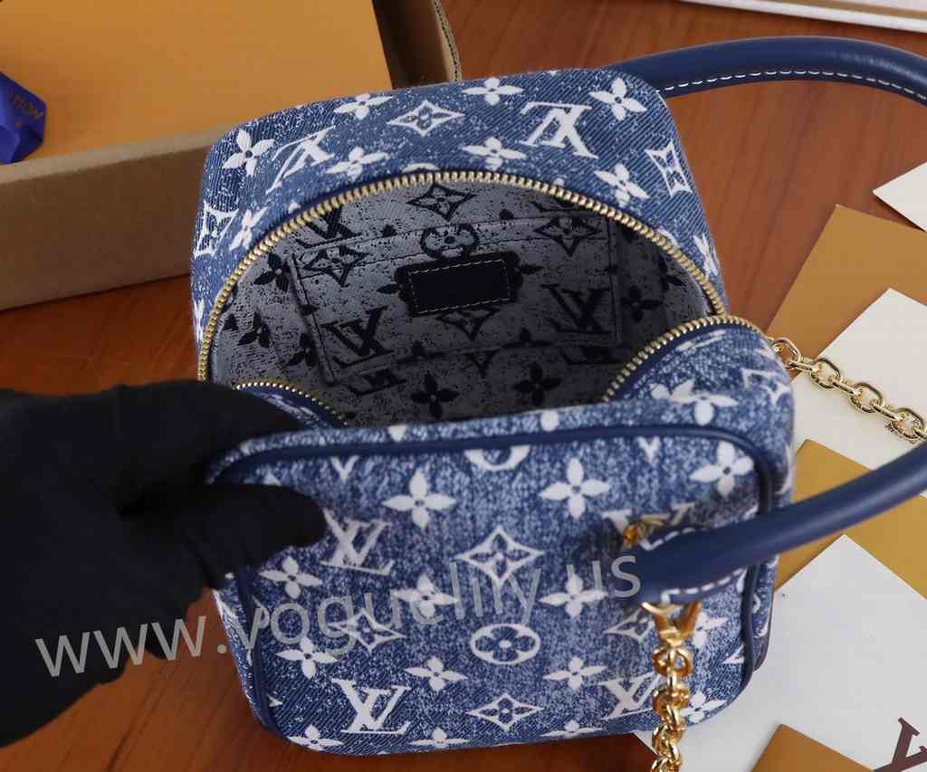 M59611 Square Bag 16 M59611 Square Bag 16