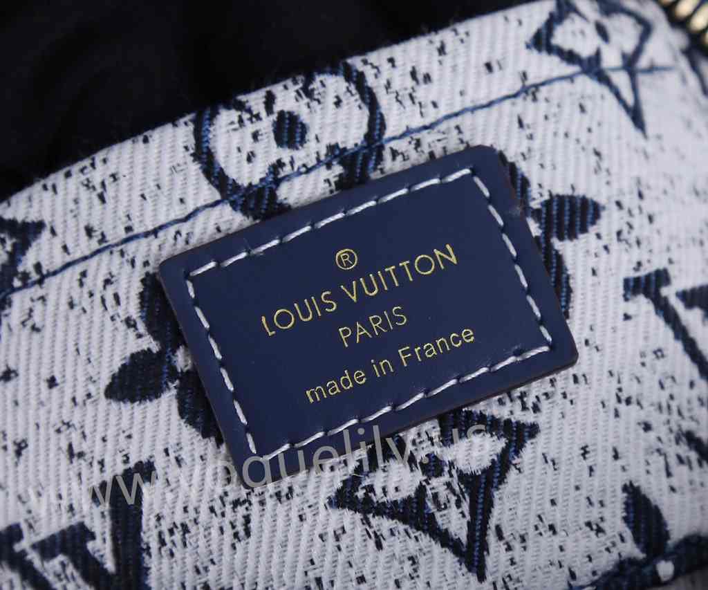 M59611 Square Bag 16 M59611 Square Bag 16