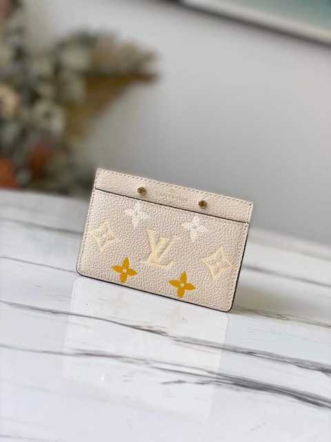 M80401 Card Holder By The Pool