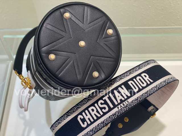 Vibe Bucket Oblique 22