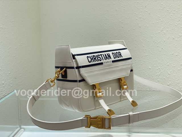 Vibe Camp Messenger 22