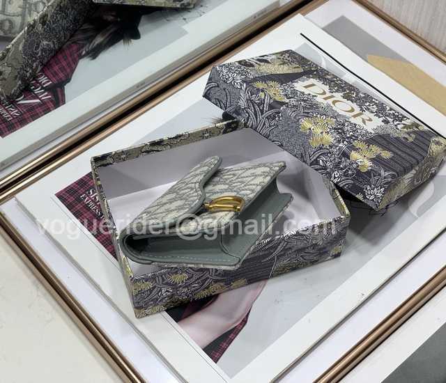 2220 Saddle Card Holder 10