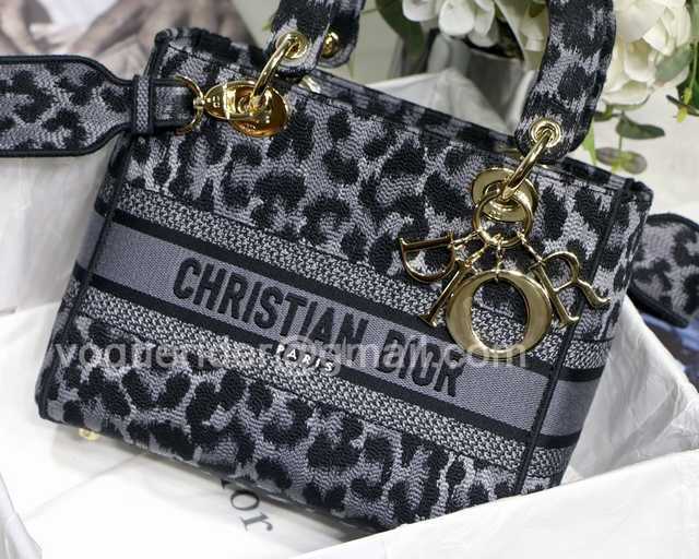 M8002 Embroidery 24