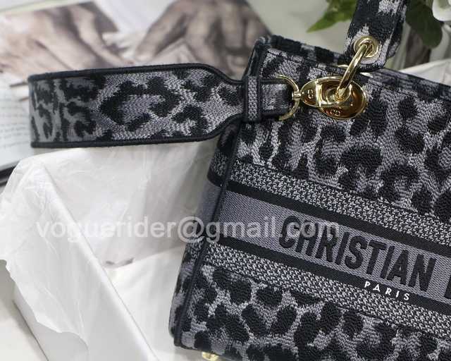 M8002 Embroidery 24